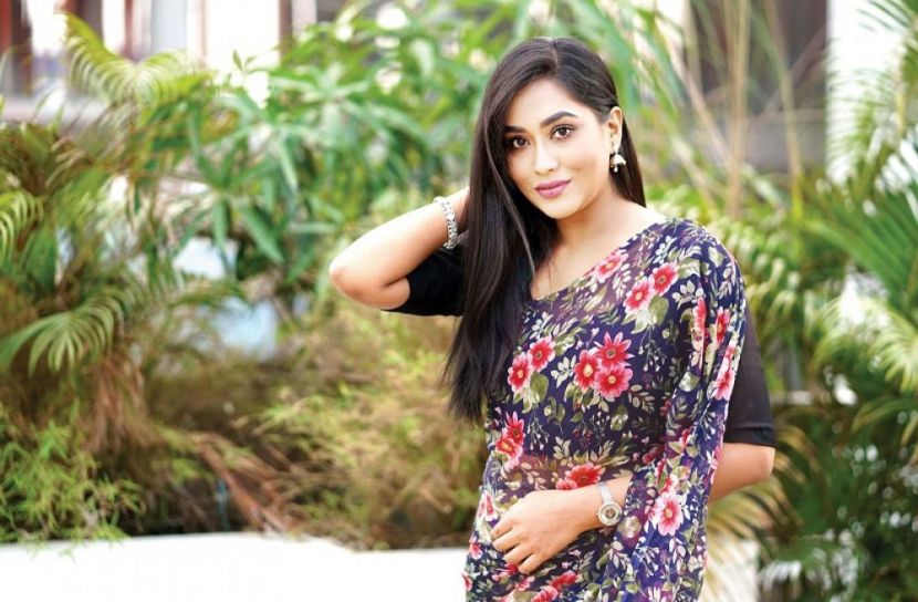 ফের আলোচনায় মম