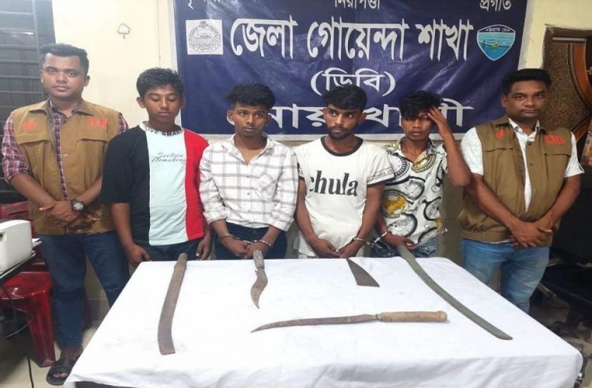 নোয়াখালীতে দেশীয় অস্ত্রসহ কিশোর গ্যাংয়ের ৪সদস্য গ্রেপ্তার