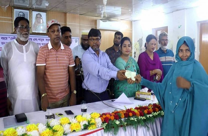 ঝালকাঠিতে দুঃস্থদের মাঝে চেক বিতরণ