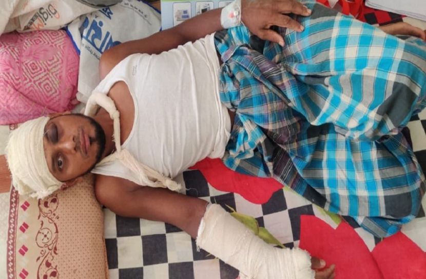 সিঁদ কেটে ঘরে ঢুকে যুবককে কোপালেন দুর্বৃত্তরা