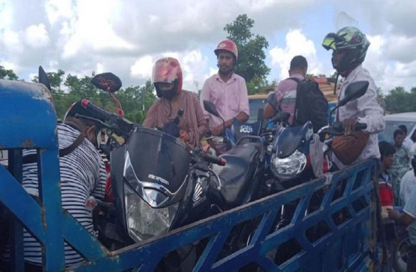 কৌশলে পদ্মা সেতু পার হচ্ছে মোটরসাইকেল