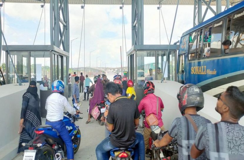 এবার পিকআপ আটকে দিলো পুলিশ