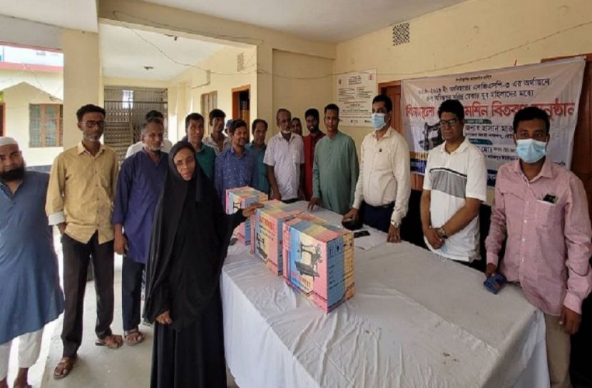 গৌরীপুরে দরিদ্র নারীরা পেলেন সেলাই মেশিন
