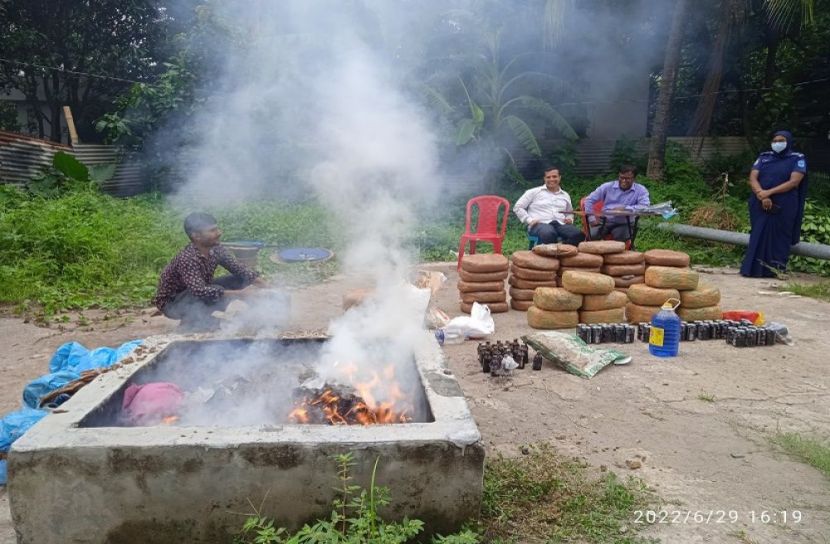 মুন্সীগঞ্জে মাদক ও দেশীয় অস্ত্র ধ্বংস