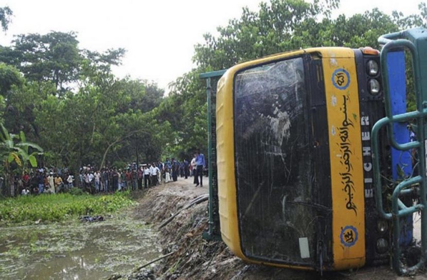 নরসিংদী সড়ক দুর্ঘটনায় নিহত ৪ পথচারী 