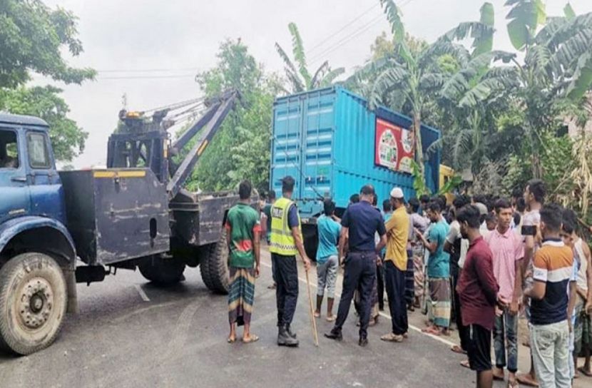 কাভার্ড ভ্যানচাপায় নিহত বেড়ে ৫