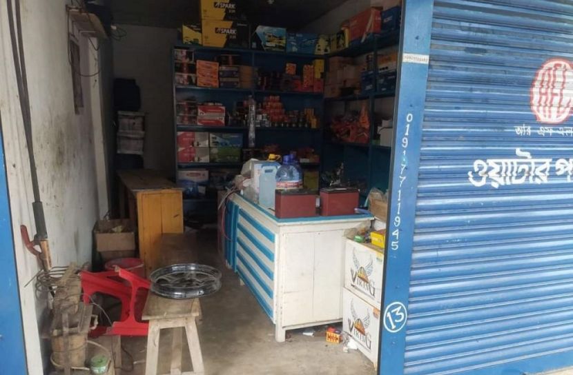 ময়মনসিংহের ঈশ্বরগঞ্জে রিলাক্স ব্যাটারি সার্ভিস সেন্টার ও অটো হাউজ নামের একটি ব্যাটারি দোকানে দুর্ধর্ষ চুরি হয়েছে (ছবি: সান নিউজ)