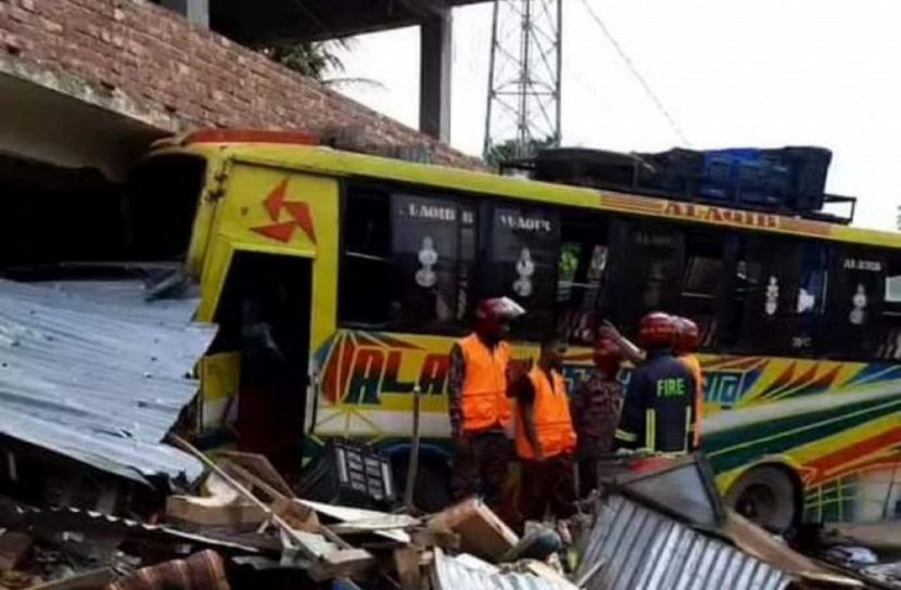 নোয়াখালীর কোম্পানীগঞ্জে নিয়ন্ত্রণ হারিয়ে যাত্রীবাহী একটি বাস সড়কের পাশে দোকানে ঢুকে পড়েছে (ছবি: সান নিউজ)