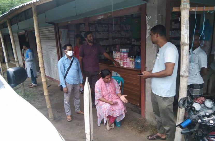 ফরিদপুরের বোয়ালমারী পৌর বাজারে ভ্রাম্যমাণ আদালতের অভিযানে উপজেলা সহকারী কমিশনার (ভূমি) ও নির্বাহী ম্যাজিস্ট্রেট মারিয়া হক (ছবি: সান নিউজ)