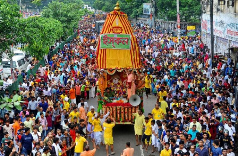 রাজধানীতে বর্ণাঢ্য রথ শোভাযাত্রা
