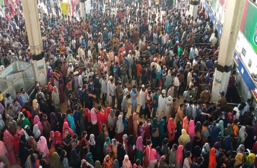 দ্বিতীয় দিনেও কমলাপুরে উপচেপড়া ভিড়
