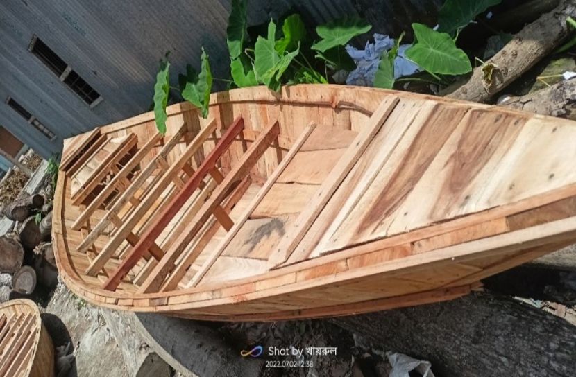 নৌকা তৈরিতে ব্যস্ত সময় পার করছেন কারিগররা