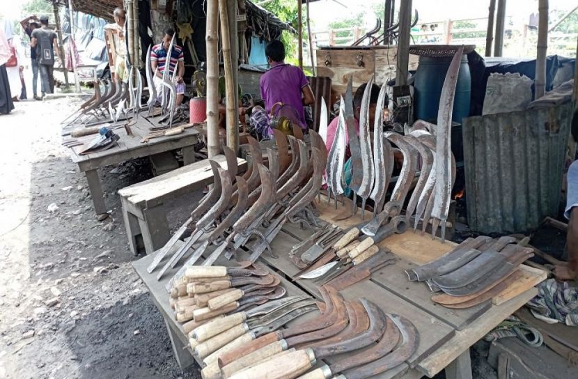 টুং টাং শব্দে মুখরিত কামারপাড়া 