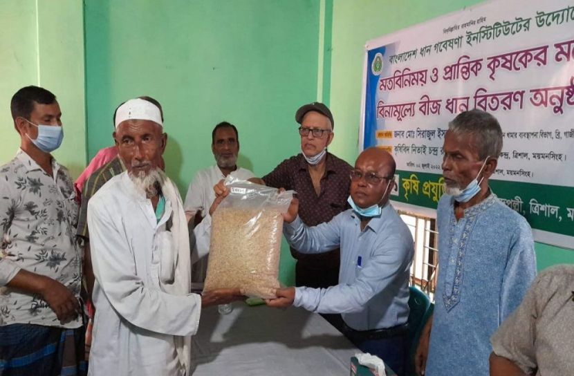 কৃষক‌দের মাঝে বিনামূ‌ল্যে বীজ বিতরণ