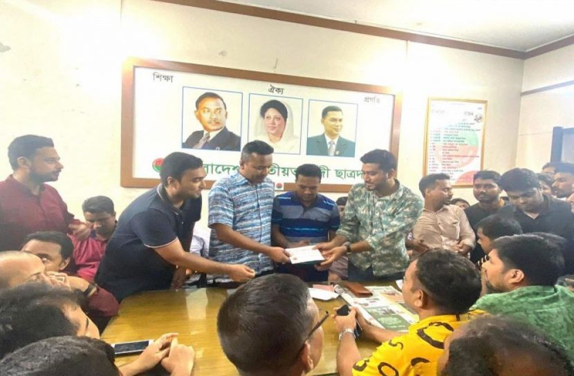 ছাত্রদলের ত্রাণ তহবিলে শরীয়তপুরের পদ প্রত্যাশী অনিকের অনুদান প্রদান