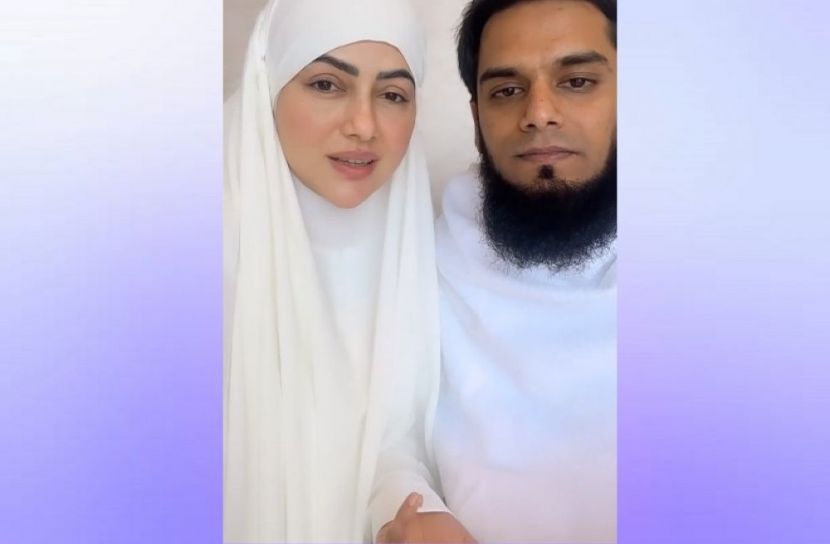 হজে গেলেন সানা খান