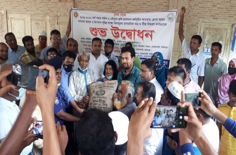 বোয়ালমারীতে কৃষকের মাঝে বিনামূল্যে বীজ বিতরণ