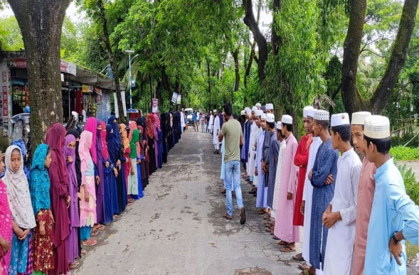 ক্লাসবন্ধ রেখে শিক্ষার্থীদের দিয়ে মানববন্ধন
