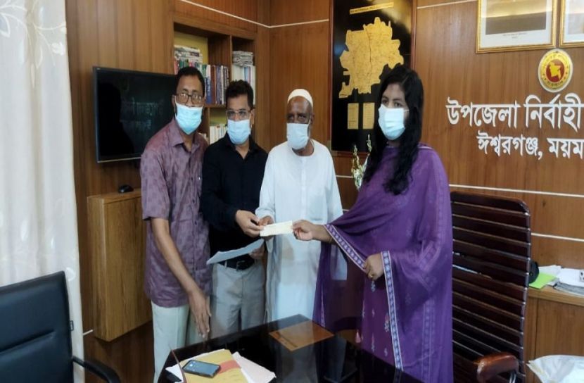 চেক বিতরণ করছেন ঈশ্বরগঞ্জ উপজেলা নির্বাহী কর্মকর্তা মোসা. হাফিজা জেসমিন। ছবি : সান নিউজ