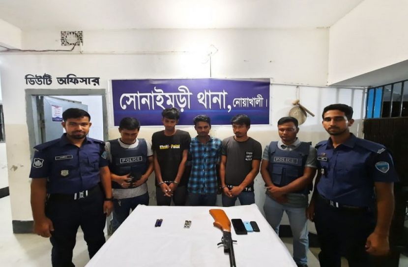 নোয়াখালীতে অস্ত্রসহ আটক ৩