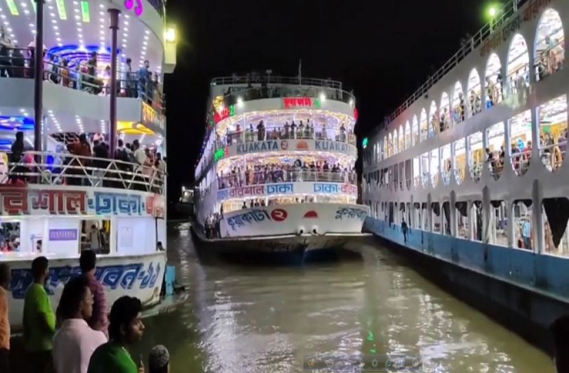 যাত্রীতে ঠাসা লঞ্চ