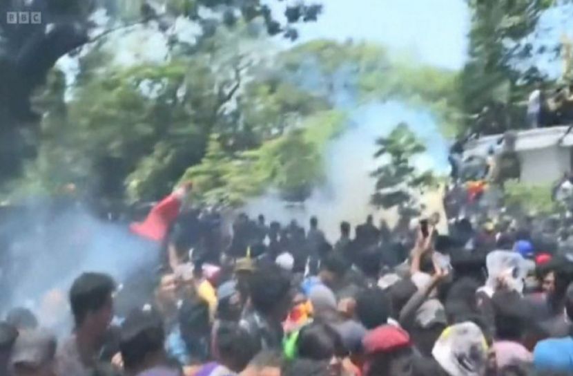 শ্রীলঙ্কার প্রধানমন্ত্রীর কার্যালয়ের সামনে বিক্ষোভকারীদের ওপর পুলিশের কাঁদানে গ্যাস। ছবি: বিবিসি