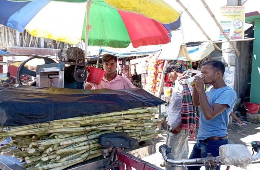 তীব্র গরমে বেড়েছে আখের রসের চাহিদা