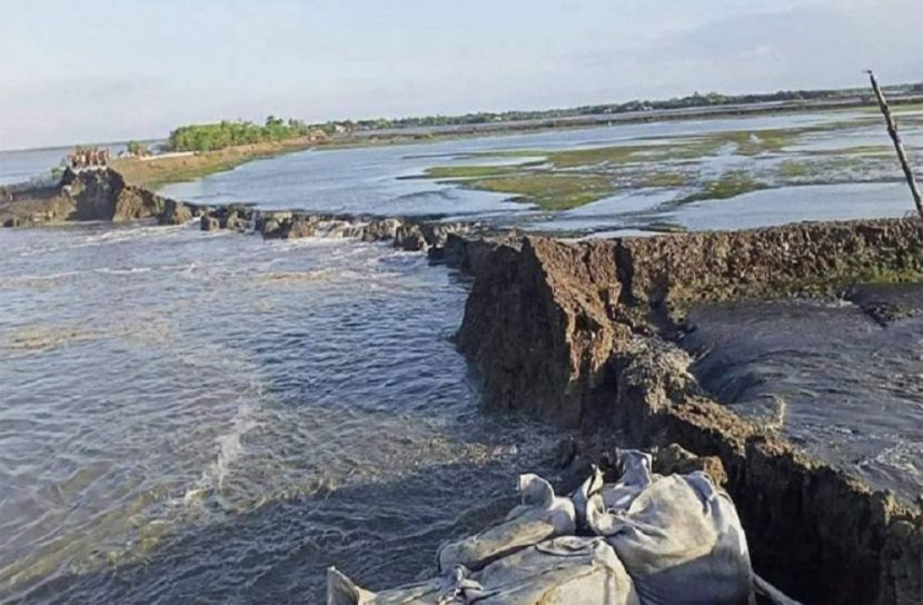 বাঁধ ভেঙে ৫ গ্রাম প্লাবিত