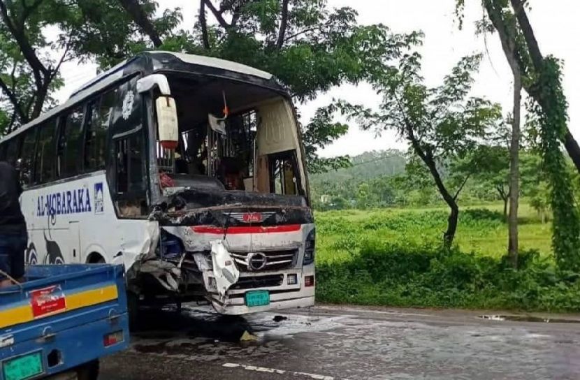 বাস-মাইক্রোবাস সংঘর্ষে নিহত ৪