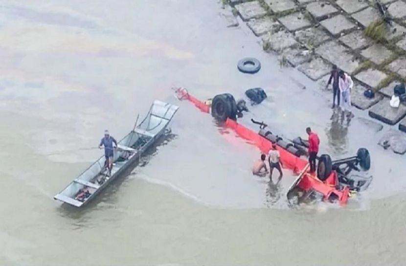 ভারতে বাস নদীতে পড়ে নিহত ১৩