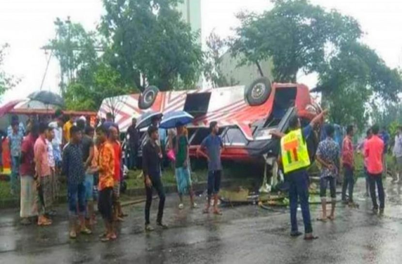 বাস উল্টে ১৯ যাত্রী আহত