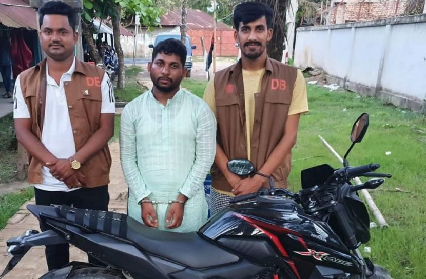 অস্ত্রসহ ৪ মামলার আসামি গ্রেফতার