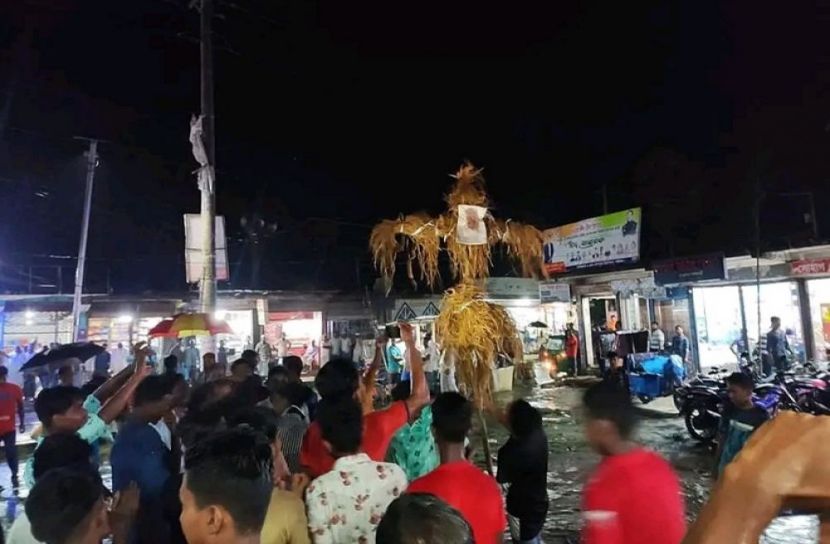 সেই চেয়ারম্যানের কুশপুত্তলিকা দাহ