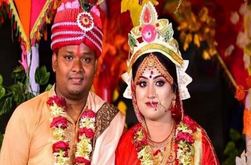স্ত্রী স্মৃতি রানীর সঙ্গে বর রাজিব চন্দ্র দাস (ছবি: সংগৃহীত)