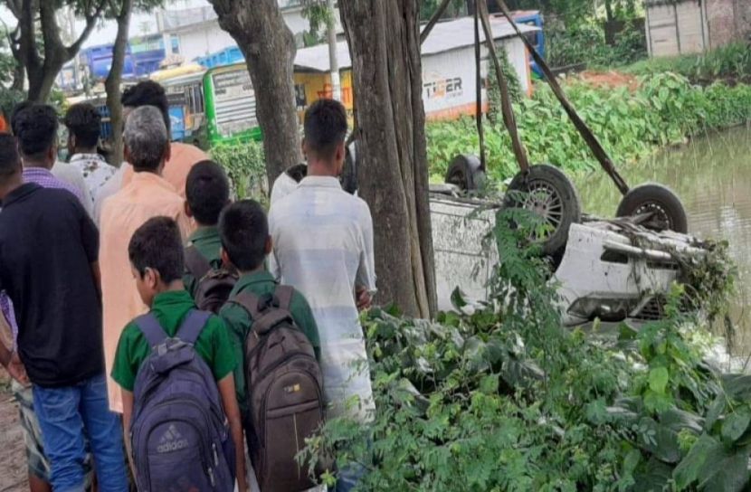 প্রাইভেটকার খাদে, স্বামী-স্ত্রীসহ নিহত ৩