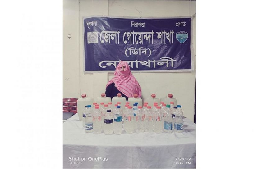 ৪০ লিটার চোলাই মদ সহ এক নারী আটক