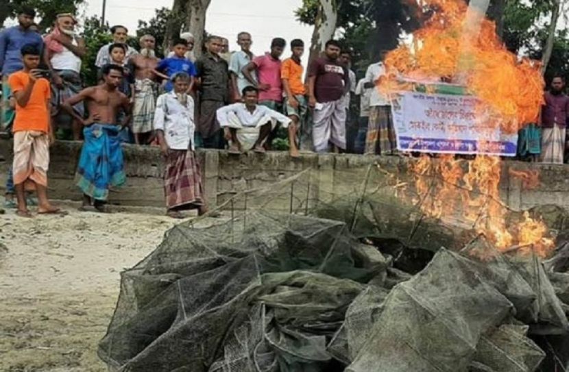 গাইবান্ধায় জব্দ করা কারেন্ট জাল ধ্বংস