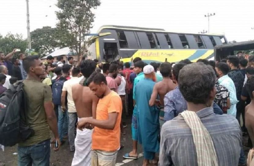 বাস-সিএনজি সংঘর্ষে হতাহত ৬