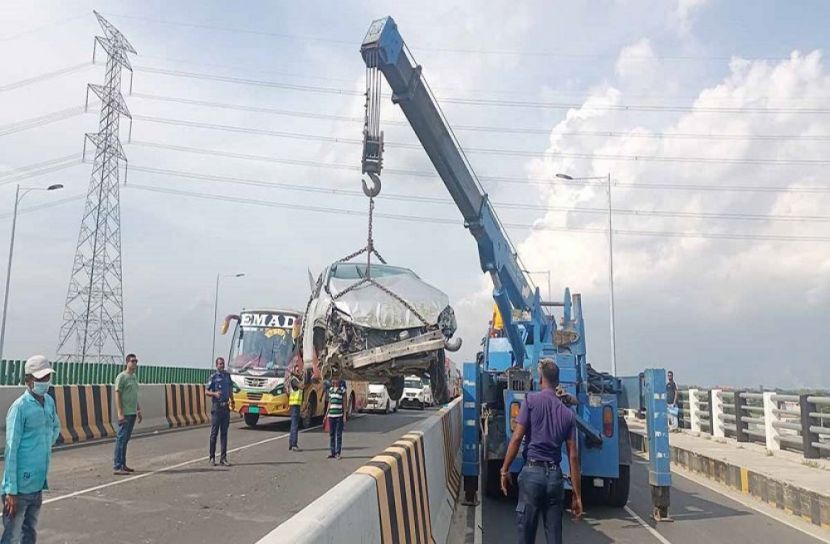 এক্সপ্রেসওয়েতে প্রাইভেটকার উল্টে আহত ২