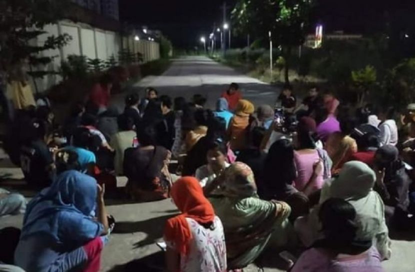 মধ্যরাতে আতঙ্কে ছাত্রীরা রাস্তায়