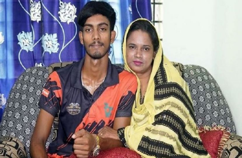 ছাত্রকে বিয়ে করে ভাইরাল শিক্ষিকা