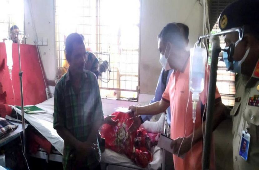মিরসরাইয়ে ট্রেনের ধাক্কায় আহতদের পাশে এমপি একরামুল