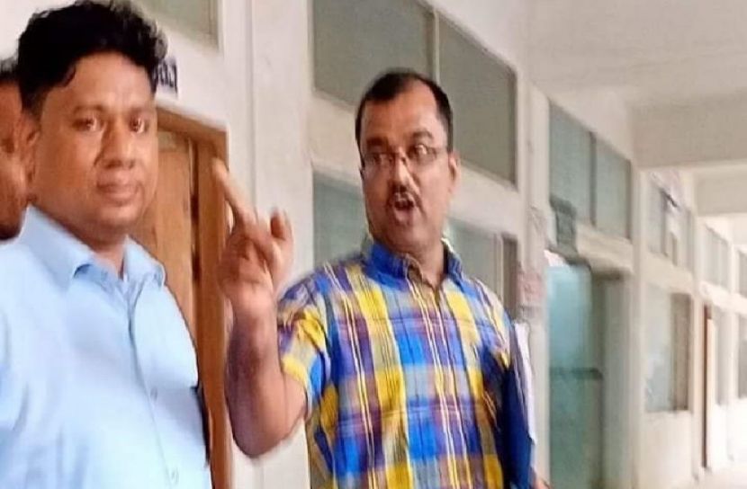 সাংবাদিককে দেখে নেয়ার হুমকি