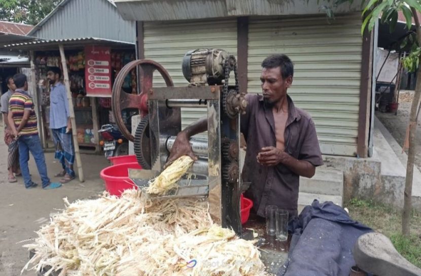 আখের রসে বিক্রি করে সংসার চালান জিবন সরকার