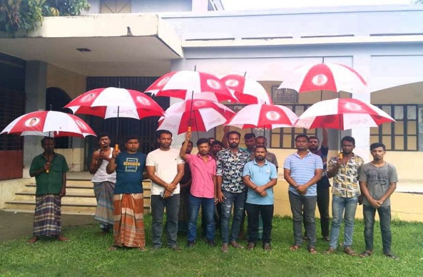 পলাশবাড়ীতে তাঁতীলীগ নেতাকর্মীদের মাঝে ছাতা বিতরণ 