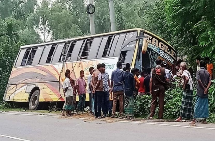 চলন্ত বাসে ডাকাতি-সংঘবদ্ধ ধর্ষণ