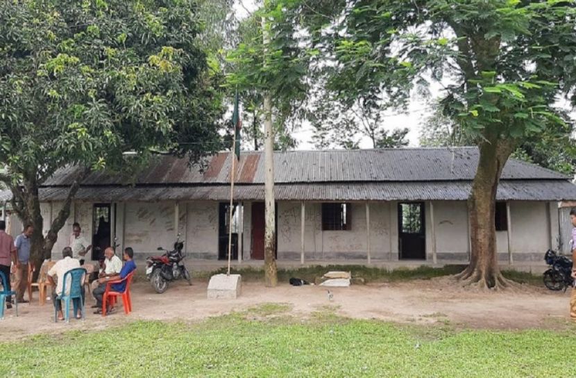 আতঙ্কে স্কুল আসছে না শিক্ষার্থীরা