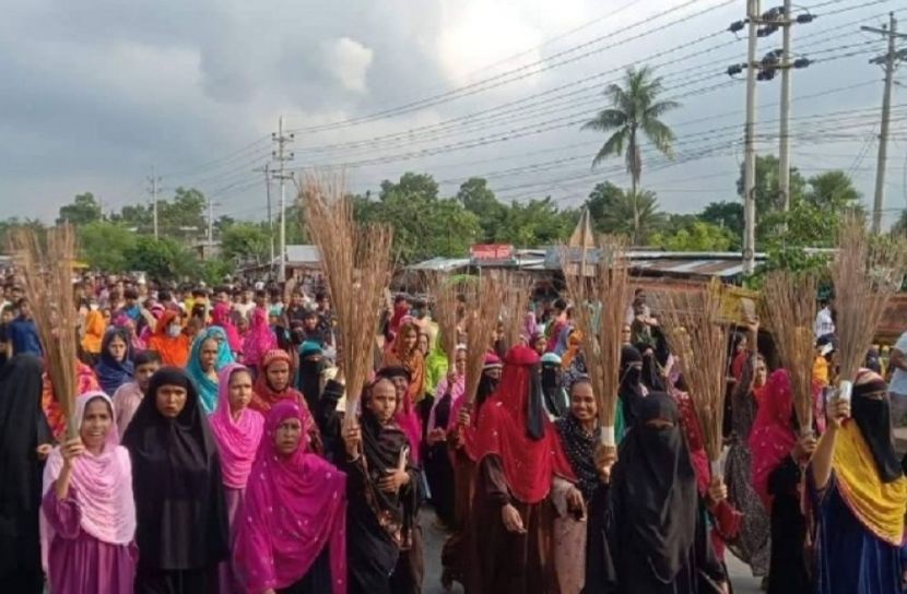 ভালুকায় ভিটা-মাটি রক্ষার দাবিতে বিক্ষোভ মিছিল
