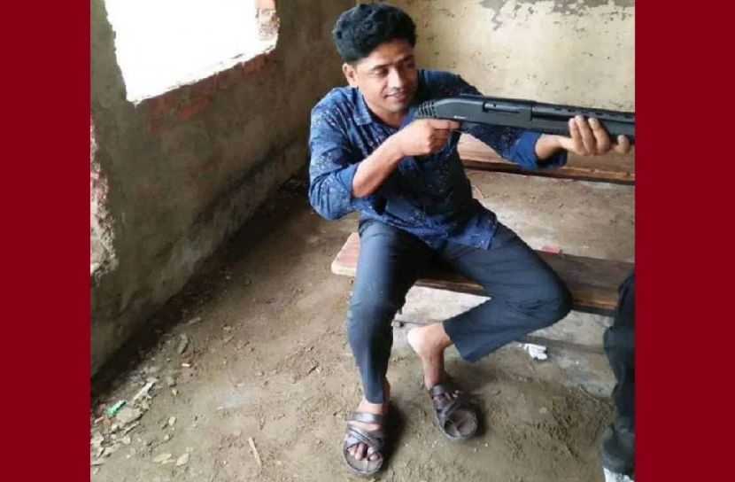 অস্ত্র হাতে যুবলীগ নেতার ছবি ভাইরাল