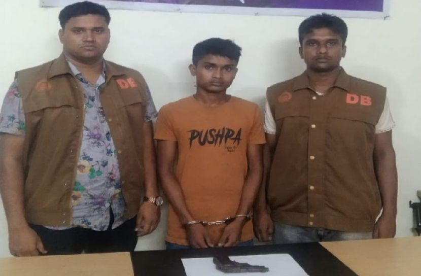 অস্ত্রসহ এক যুবক গ্রেফতার